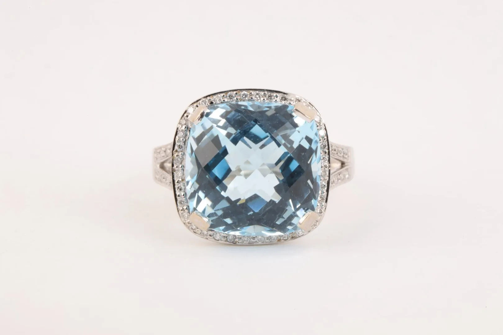 14k White Gold 0.32tcw Diamond 6.76tcw Blue Topaz Ring Size 7.25 (7.79g.)