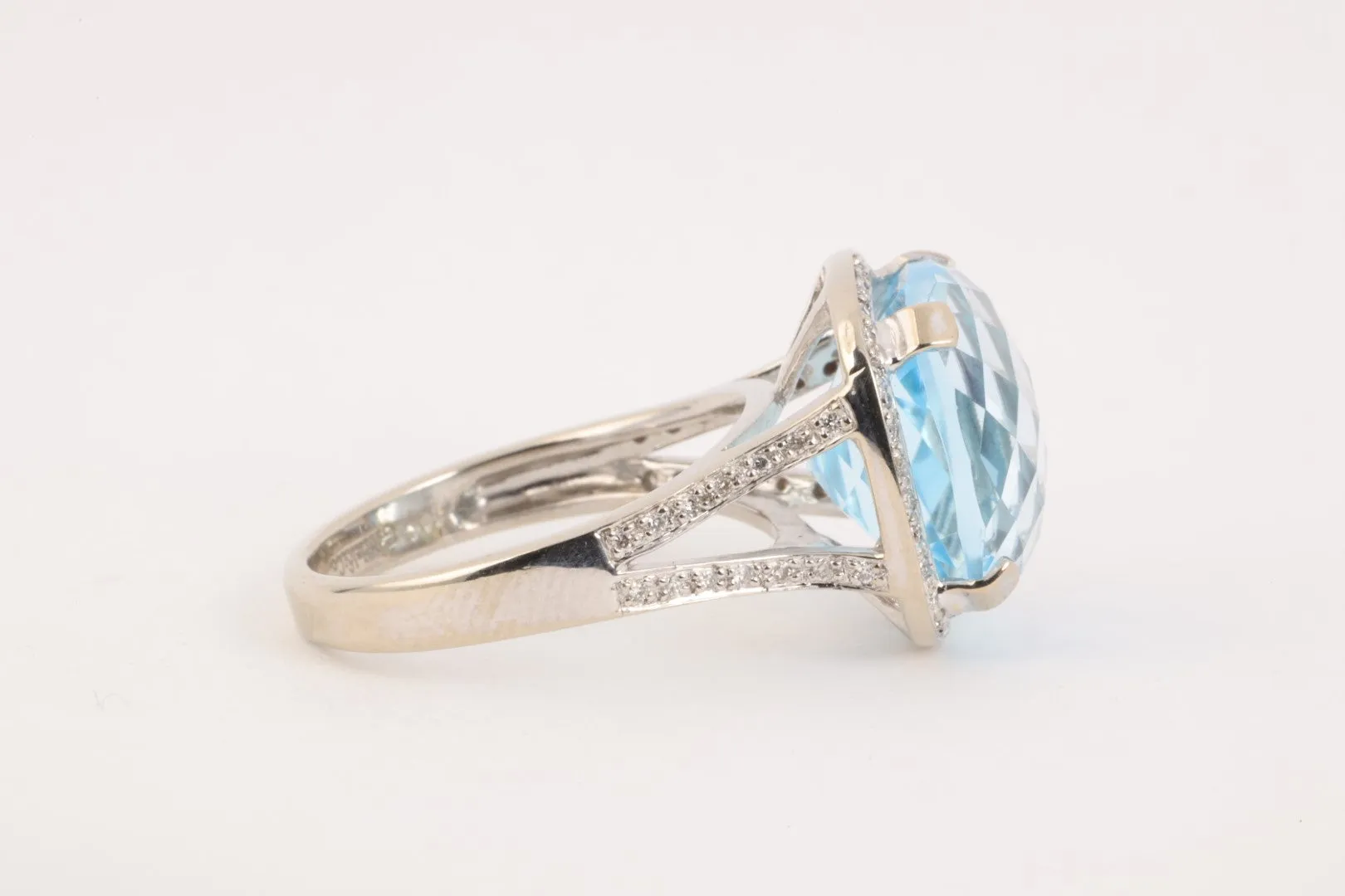 14k White Gold 0.32tcw Diamond 6.76tcw Blue Topaz Ring Size 7.25 (7.79g.)