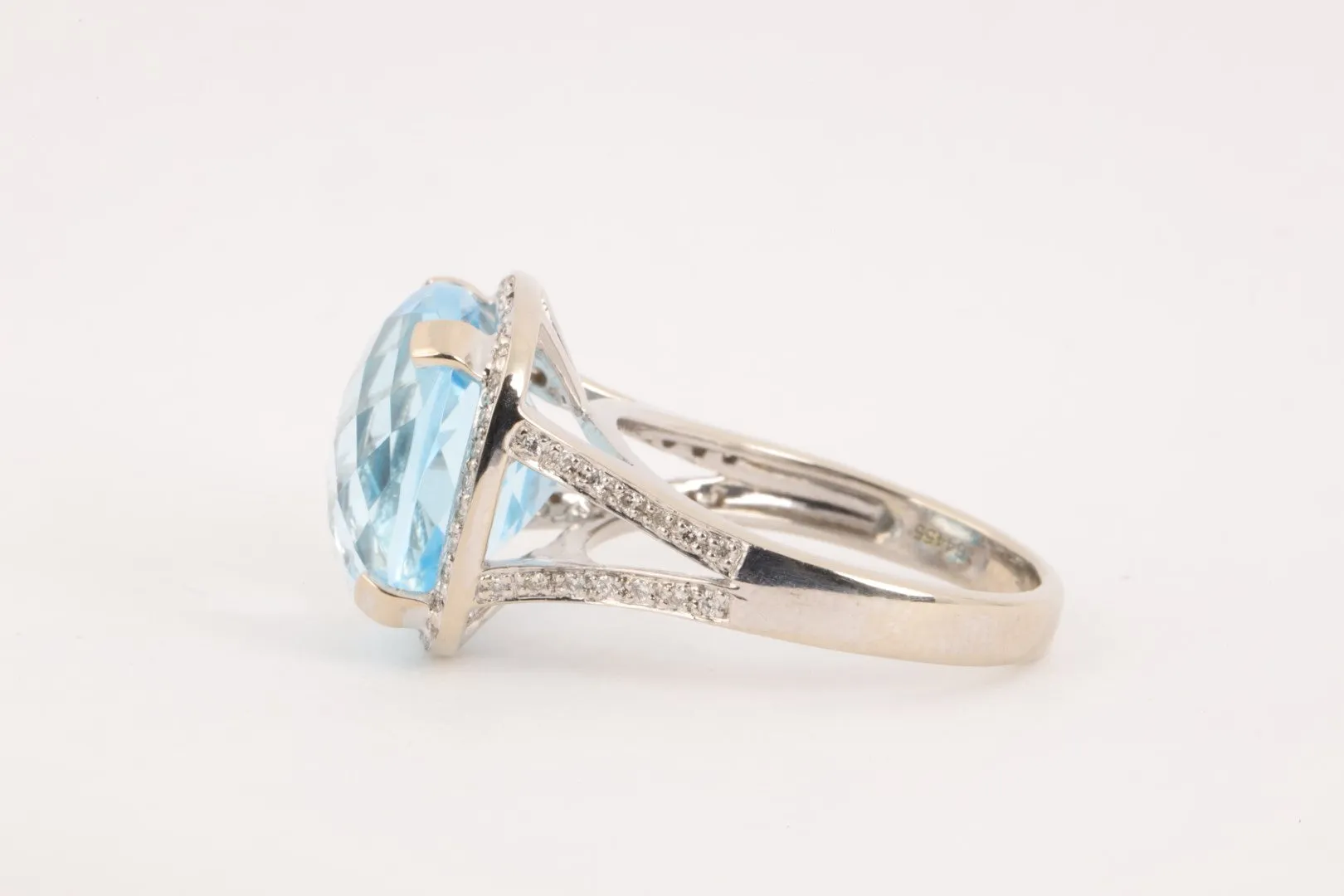 14k White Gold 0.32tcw Diamond 6.76tcw Blue Topaz Ring Size 7.25 (7.79g.)