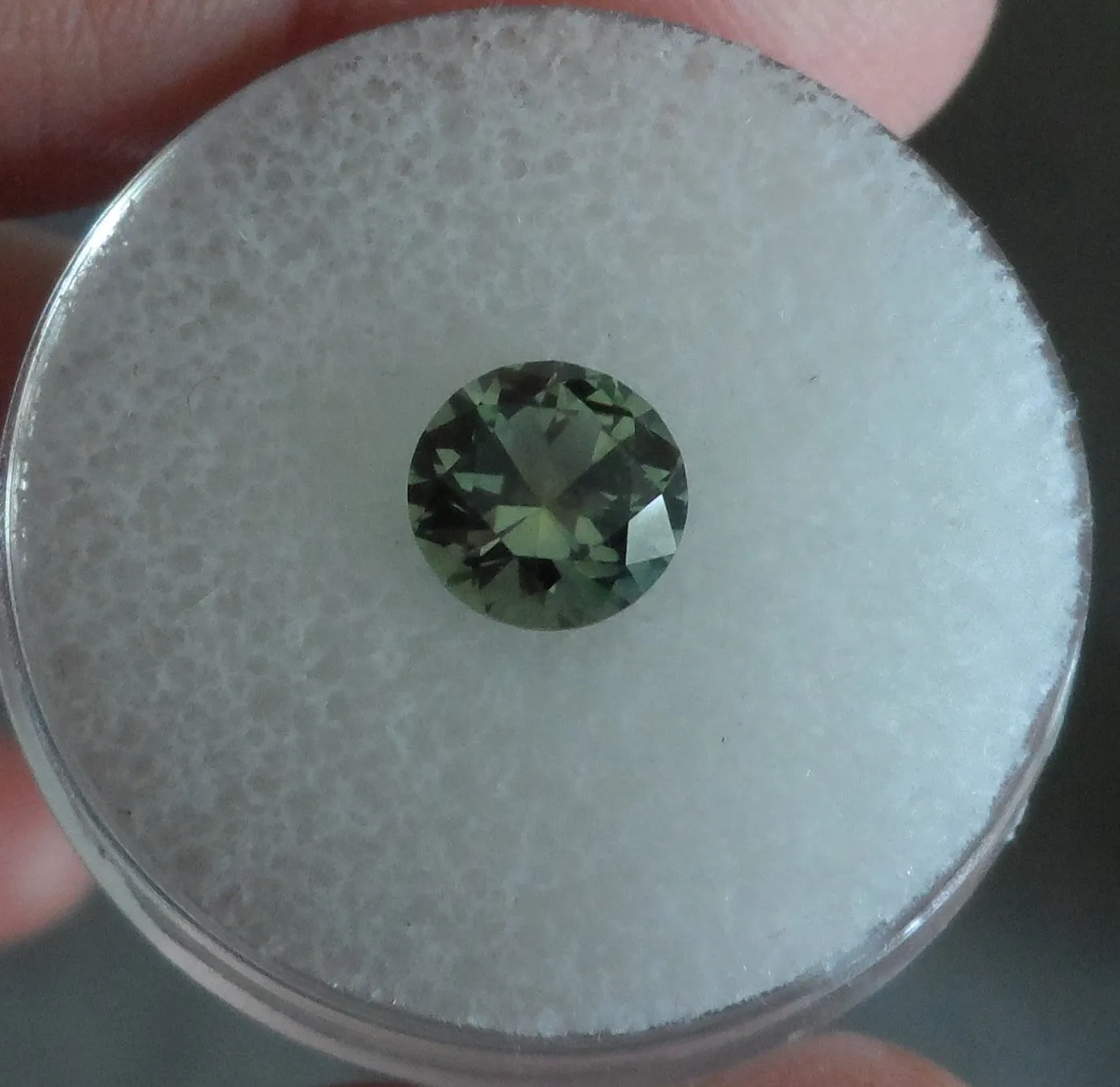 1.55 CTS GORGEOUS LEAF GREEN COLOR MONTANA SAPPHIRE