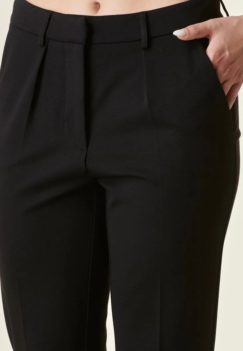 Pantalone nero con pinces stretch